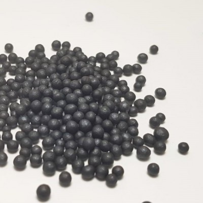 Pequenas esferas pretas dispersas sobre fundo branco