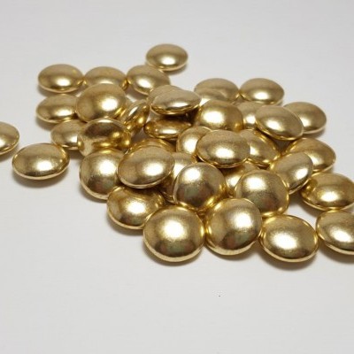 Bolinha metálica dourada arredondada sobre fundo branco