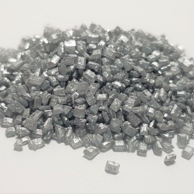 Pequenos cubos prateados metálicos sobre superfície branca