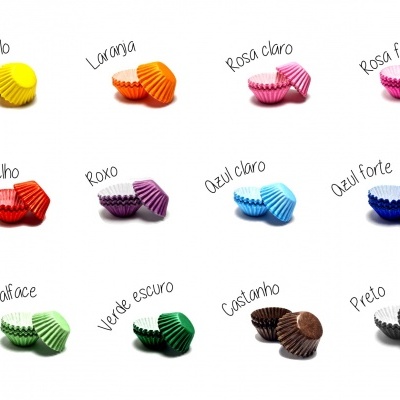 Forminhas de papel para cupcakes em várias cores com etiquetas de cor escritas à mão