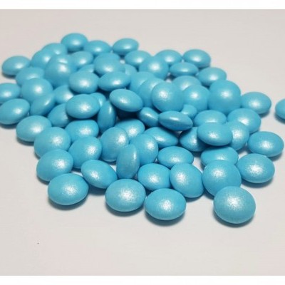 Comprimidos redondos azuis sobre superfície branca