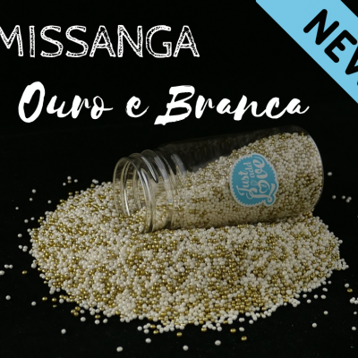 Frasco de missangas ouro e branca em fundo preto