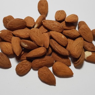 Amêndoa inteira com pele