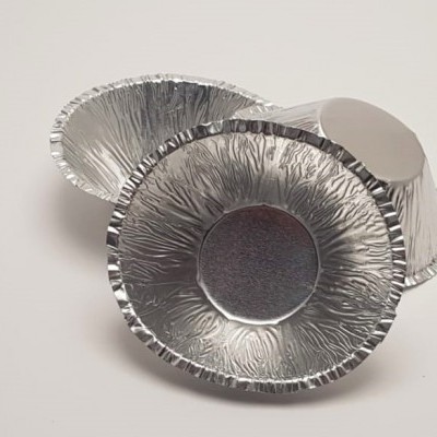 Formas redondas descartáveis em alumínio prateado sobre fundo branco