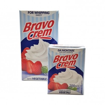 Pacotes de natas para bater Bravo Crem com imagem de natas batidas e morangos.