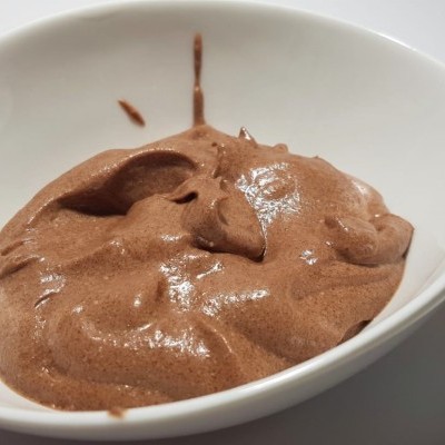 Taça branca com mousse de chocolate castanha cremosa