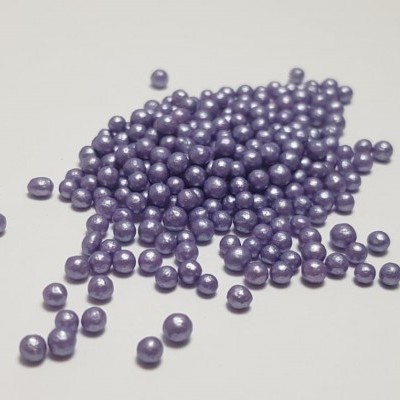 Pérolas plásticas roxas sobre fundo branco.