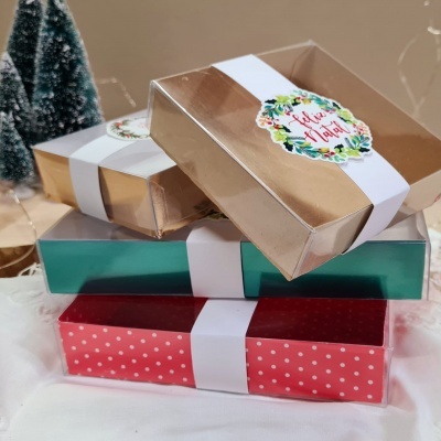 Caixas de presente de Natal empilhadas com etiquetas e fitas brancas, decoradas para Natal