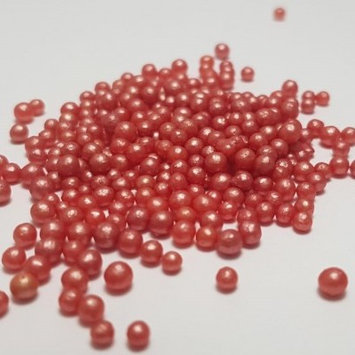 Pérolas vermelhas pequenas sobre fundo branco