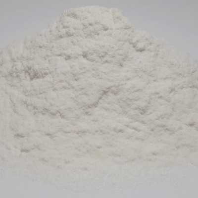 Pó branco granulado sobre superfície branca