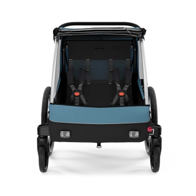 Carrinho duplo para crianças com capa azul e assentos pretos