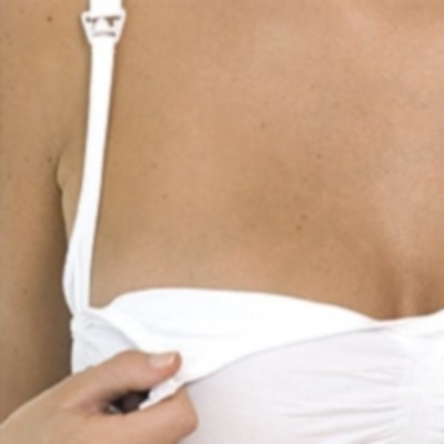 Top branco com alças finas ajustáveis numa pessoa