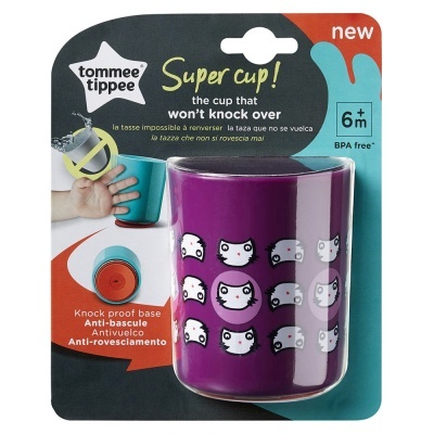 Copo infantojuvenil roxo Tommee Tippee com estampa de gatos e base anti-vuelco na embalagem