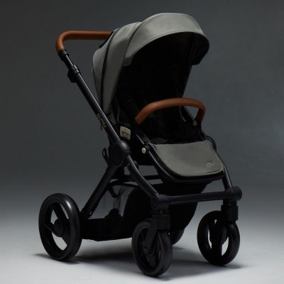Carrinho de bebé cinzento com estrutura preta e detalhes castanhos