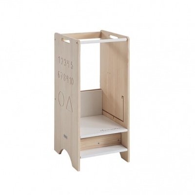 Suporte vertical de madeira clara com texto gravado e impresso