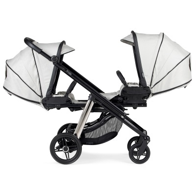 Carrinho de gémeos branco com estrutura preta e rodas