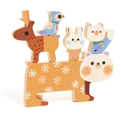 Peças de madeira com desenhos de animais empilhados para brincar
