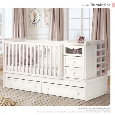 Berço combi branco com gavetas e prateleira, cortinas bege e decoração de parede