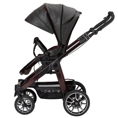 Carrinho de bebé preto com estrutura castanha escura visto de lado