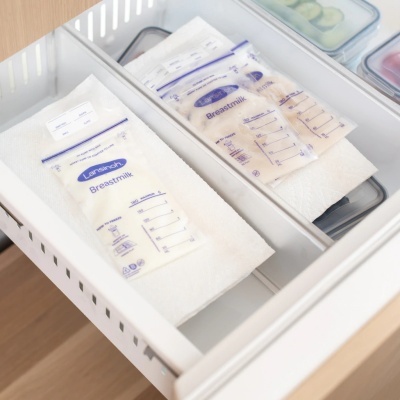 Sacos de armazenamento de leite materno Lansinoh em gaveta de frigorífico
