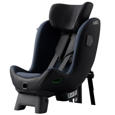 Cadeira de criança para automóvel preta com detalhes em azul escuro e cintos de segurança