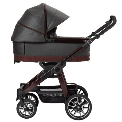 Carrinho de bebé castanho-escuro com estrutura vermelha e rodas prateadas