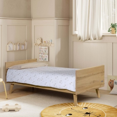 Quarto infantil com cama de madeira clara e decoração colorida