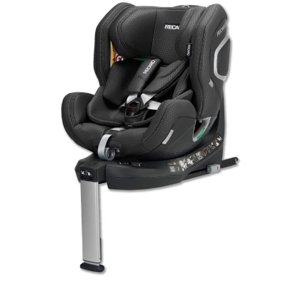 Cadeira auto infantil preta acolchoada com arnês e apoio metálico.