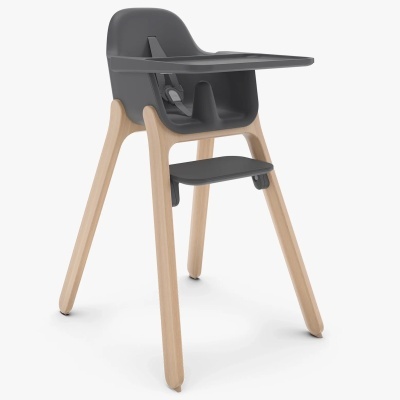 Cadeira alta para bebé cinzenta com pernas em madeira clara e arnês de segurança