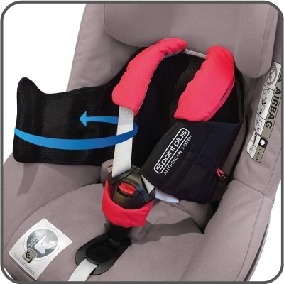 Cadeira auto cinzenta com almofadas vermelhas e cinto de segurança preto com texto e etiqueta AIRBAG.