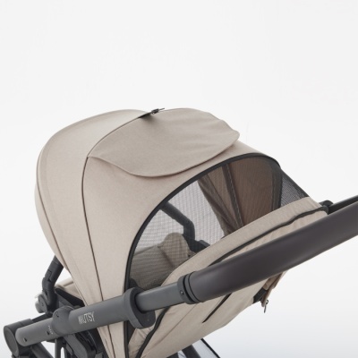 Carrinho de bebé bege com rede preta e estrutura preta