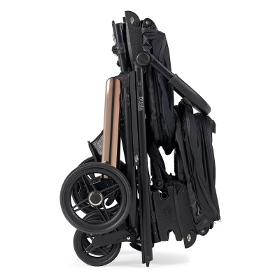 Carrinho de bebé dobrável preto com pneus grandes e estrutura metálica bronze