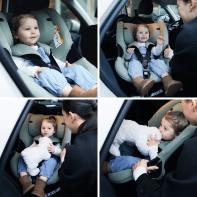 Cadeira auto cinza claro com cinto cinco pontos usada por criança dentro de carro