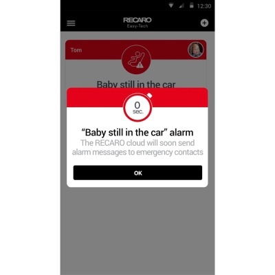 Ecrã de app RECARO com alerta para bebé no carro e botão OK