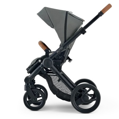 Carrinho de bebé cinzento com estrutura preta e rodas grandes