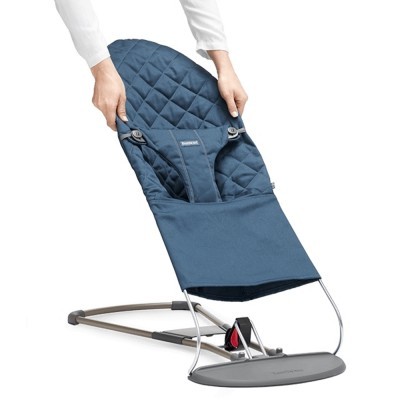 Cadeira de baloiço para bebé azul e cinza com estrutura metálica.