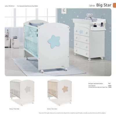 Berço infantil branco e azul da série Big Star com cômoda combinando em quarto infantil