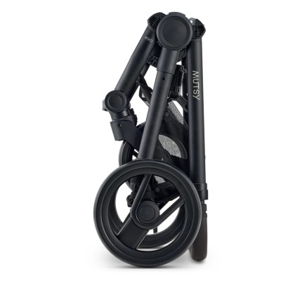 Carrinho de bebé preto dobrado com rodas grandes