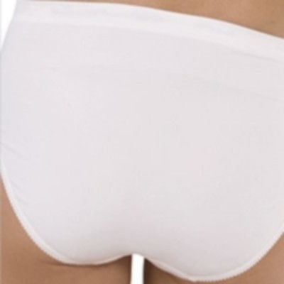 Cuecas brancas lisas com costura visível nas bordas