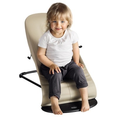 Cadeira de bebé bege com criança sentada