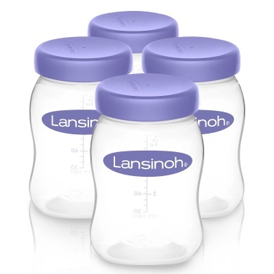 Quatro frascos transparentes com tampas roxas e marca Lansinoh