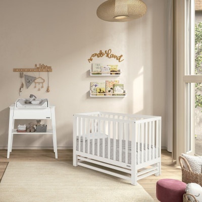 Quarto de bebé com berço branco, muda-fraldas, prateleiras com livros e decoração em madeira