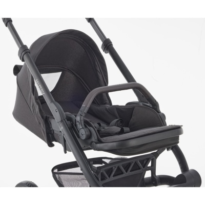 Carrinho de bebé preto com estrutura metálica e assento acolchoado