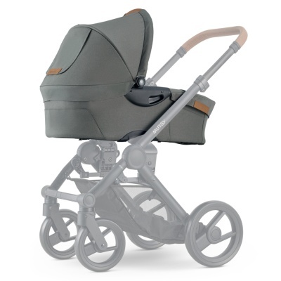 Carrinho de bebé cinza com capota e punho bege