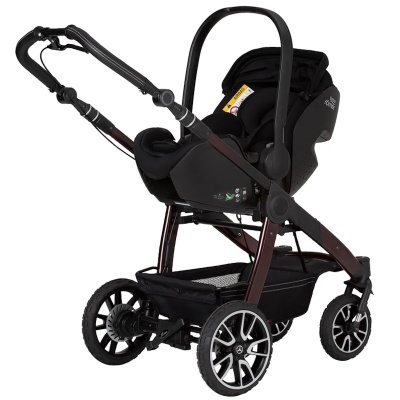 Carrinho de bebé preto com estrutura metálica bronze e rodas pretas com detalhes prateados