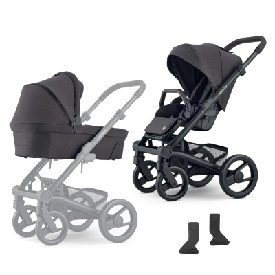 Carrinho de bebé preto com estrutura metálica e tecido, com capota e cesto de arrumação
