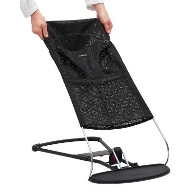 Cadeira reclinável para bebé em tecido preto perfurado e estrutura metálica