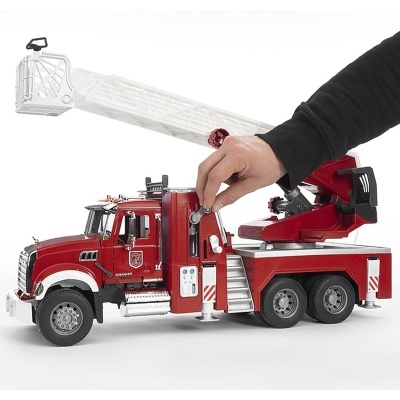 Camião bombeiros Bruder Mack Granite Fire Engine Truck (Escala 1:16)