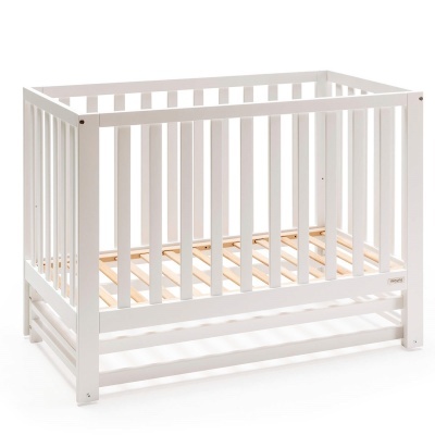 Berço branco de madeira com barras verticais e base em ripas de madeira