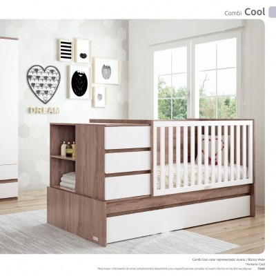 Berço combinado de madeira e branco num quarto com janelas e quadros decorativos na parede